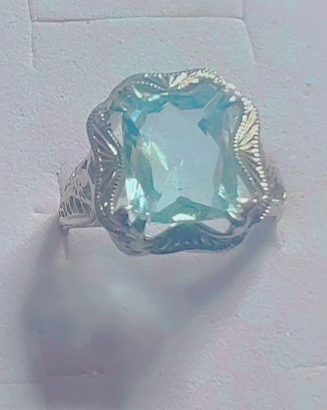 Gorgious 14K White GOLD Vintage Blue Topaz Ring Size 6 ((250))