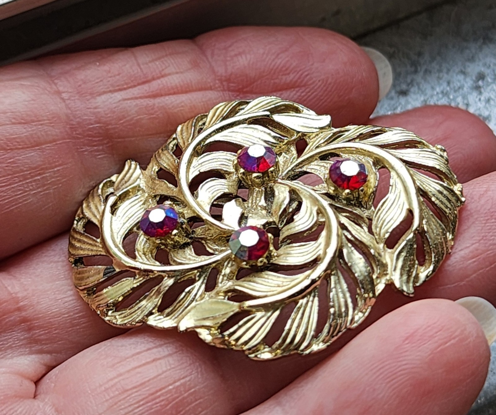 vtg RED Iridescent gold tone Rhinestone Brooch Pin 2″ unmarked