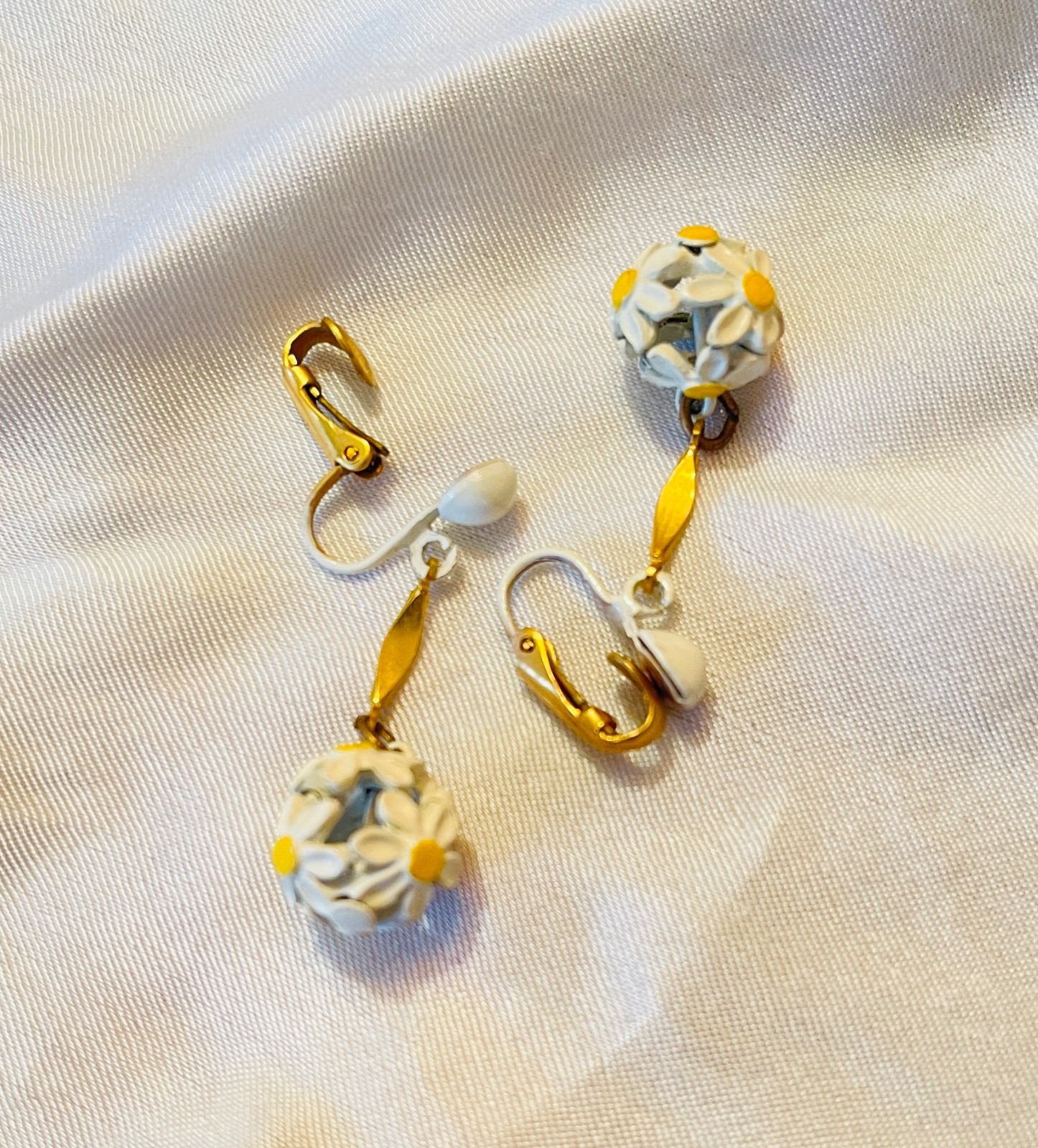 1960’s White n Yellow Dangling Drop Daisy C/B Earrings