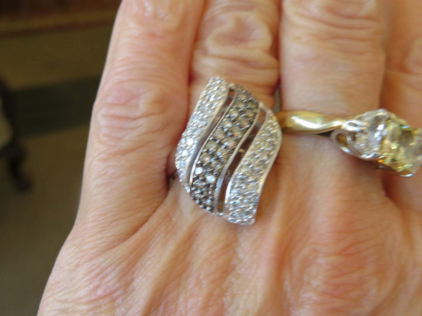 10K WHITE GOLD CHAMPAGNE & WHITE DIAMOND SWIRL RING 1.00 CT DIAMONDS 25 X 15 MM