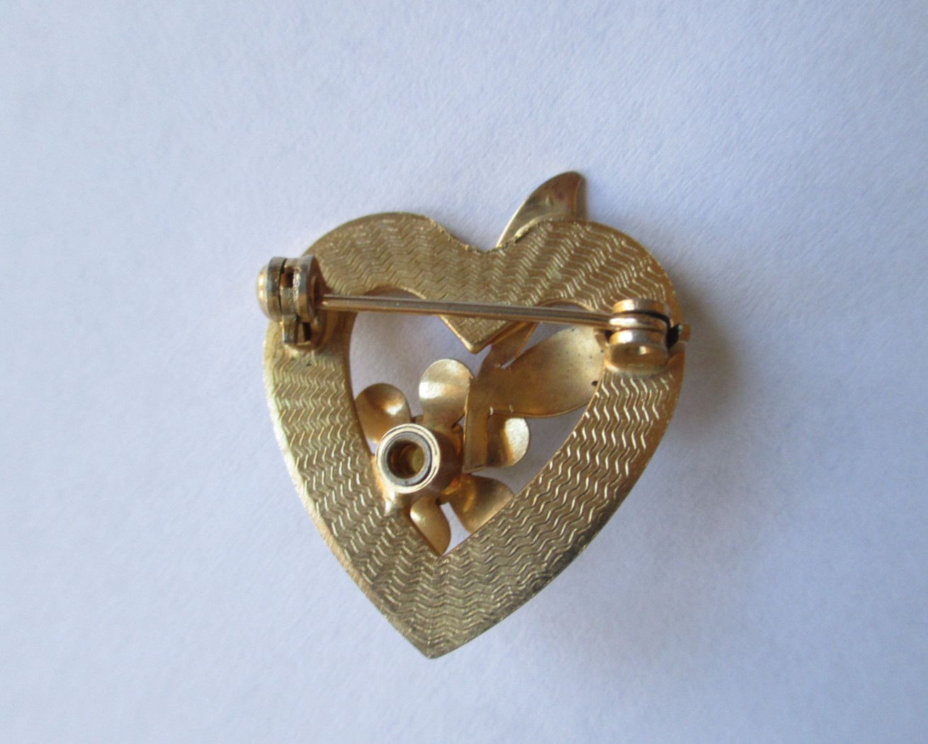 VINTAGE GOLD TONE HEART WITH FLOWER AND WHITE PEARL PRETTY BROOCH PIN 1″X1″