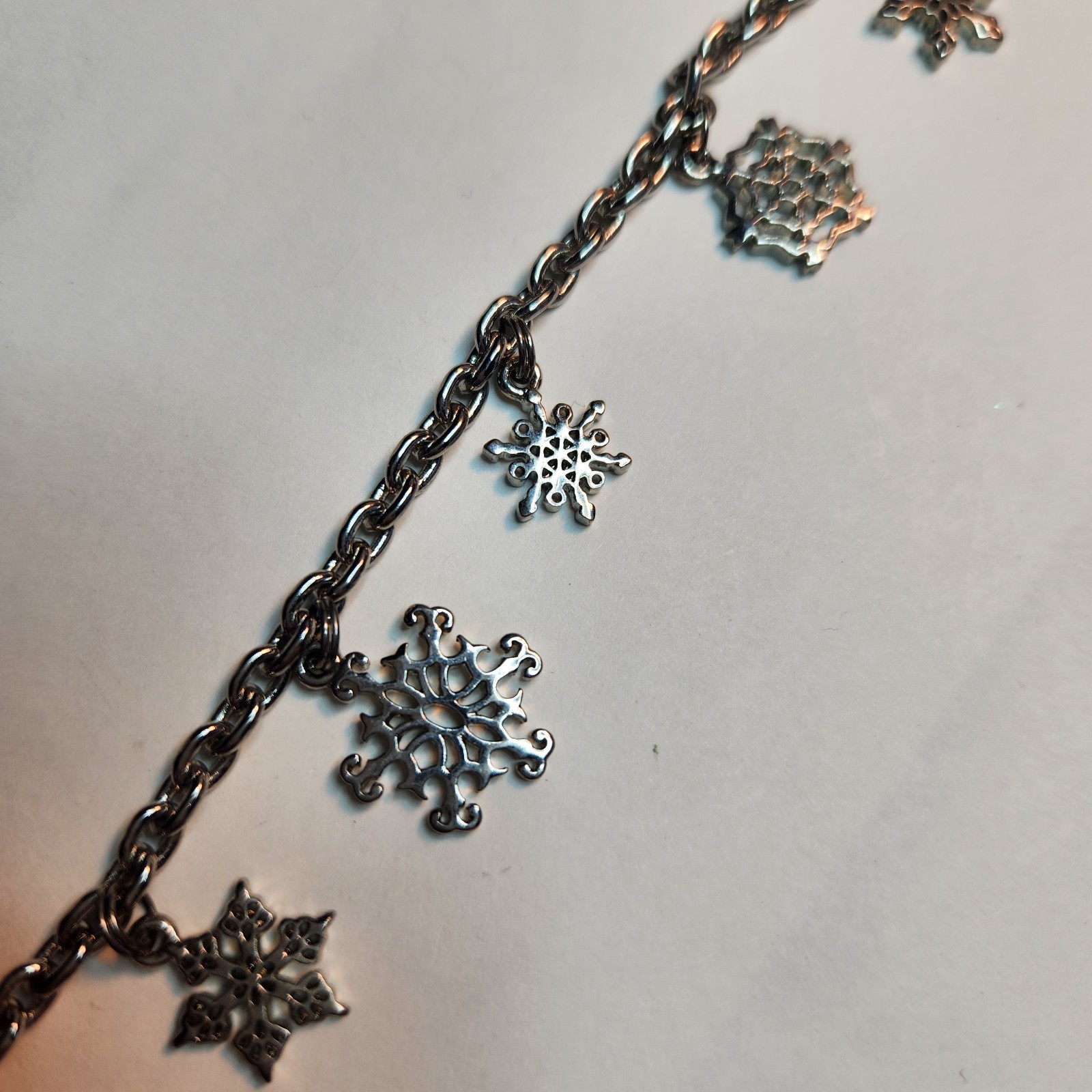 Vintage Bracelet 7 Snowflake Charms Silvertone 7.5″ Lobster Clasp Non- Magnetic