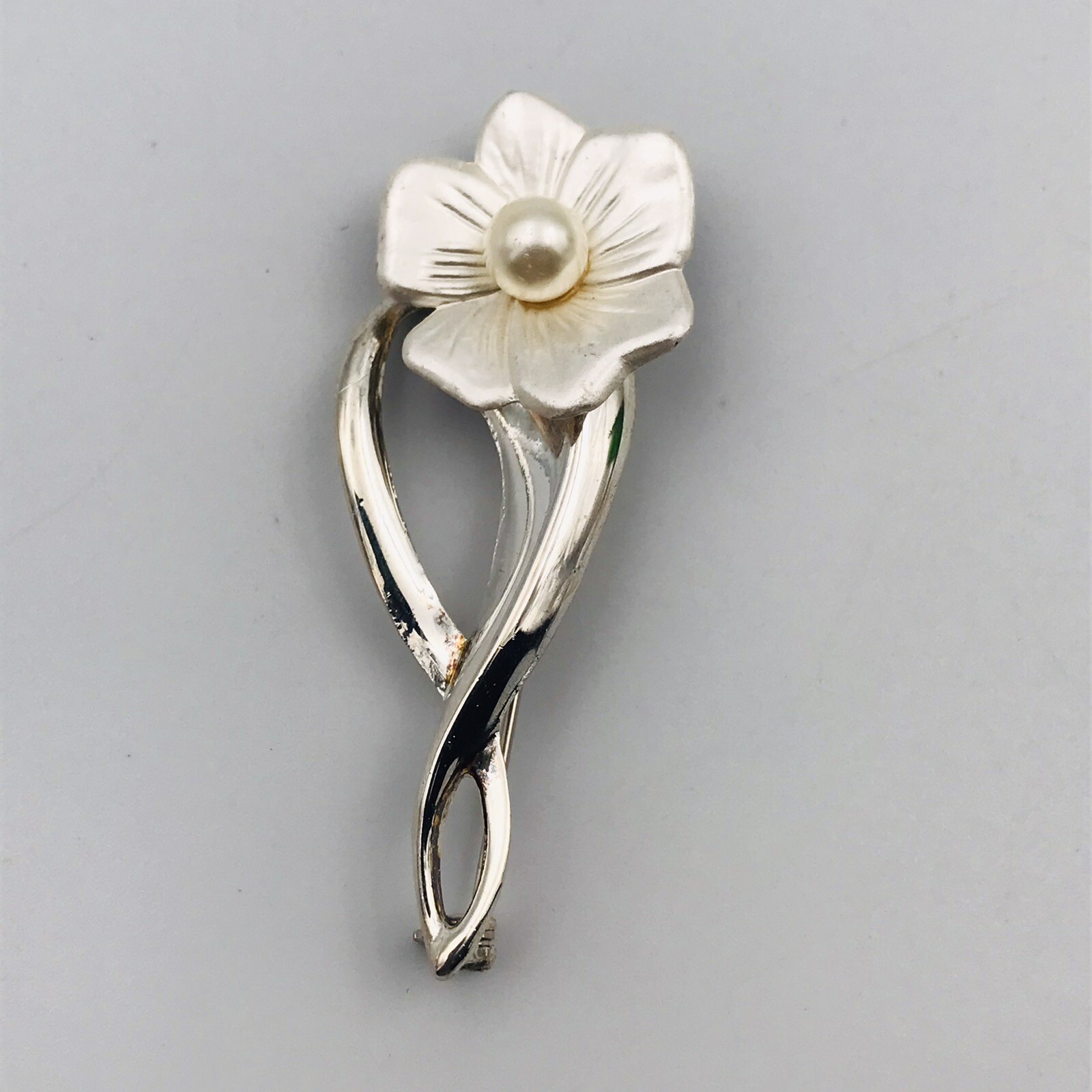 Lovely White Flower with Faux Pearl Silver Tone Pin Brooch 2.25” x 1″