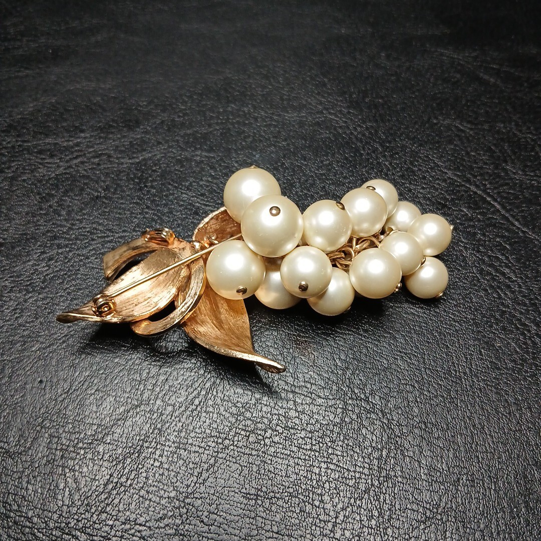 Vintage Jewelry Gold Tone Bunch Of Grapes Leaves Pin Brooch Gold Tone. 10425