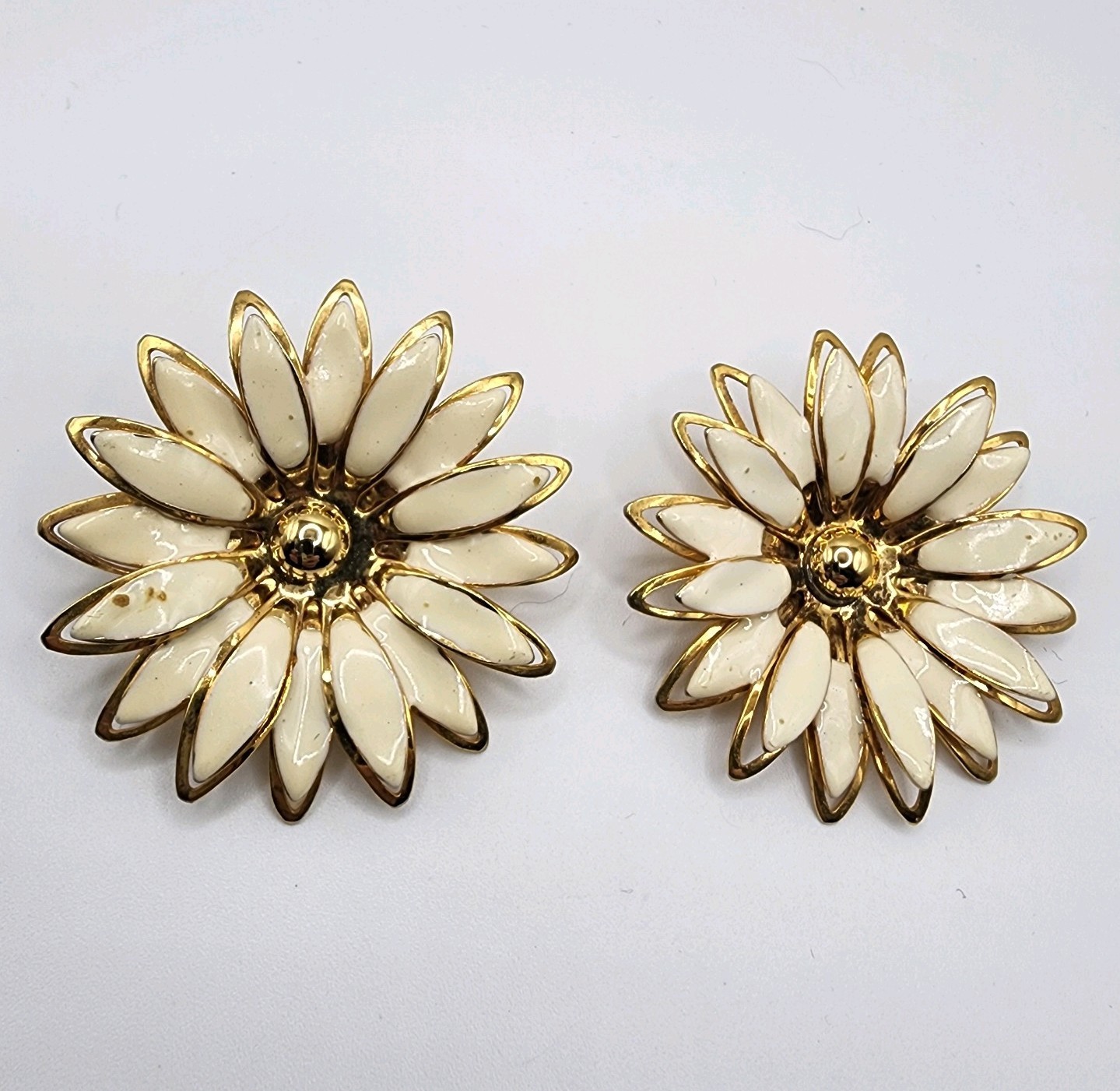 Vintage Daisy Flower Earrings Metal Gold Tone Cream Enamel Retro Stud Cute