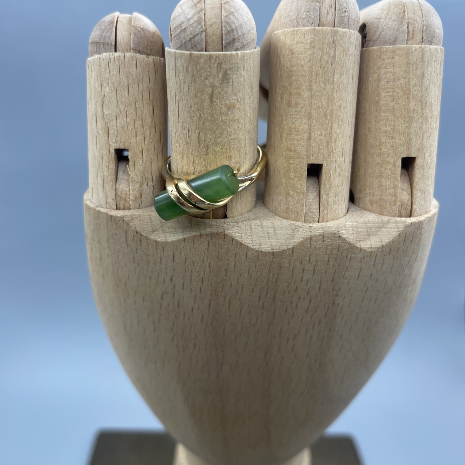 1978 AVON Captured Jade Green Stone Gold Tone Ring Size 5