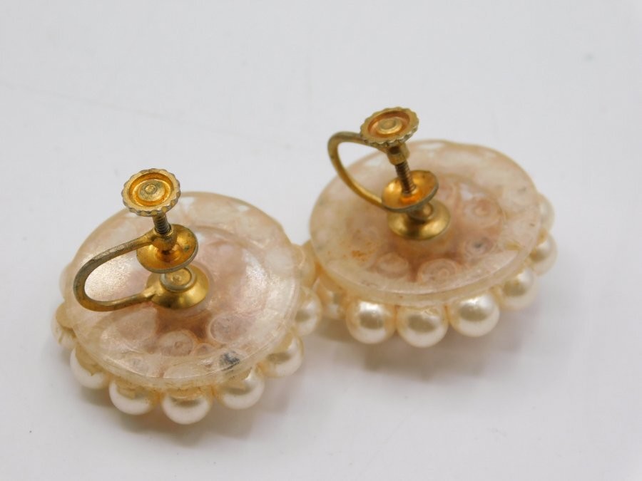 B80-VINTAGE SCREWBACK EARRINGS~FAUX PEARLS~VERY LIGHT WEIGHT~1″