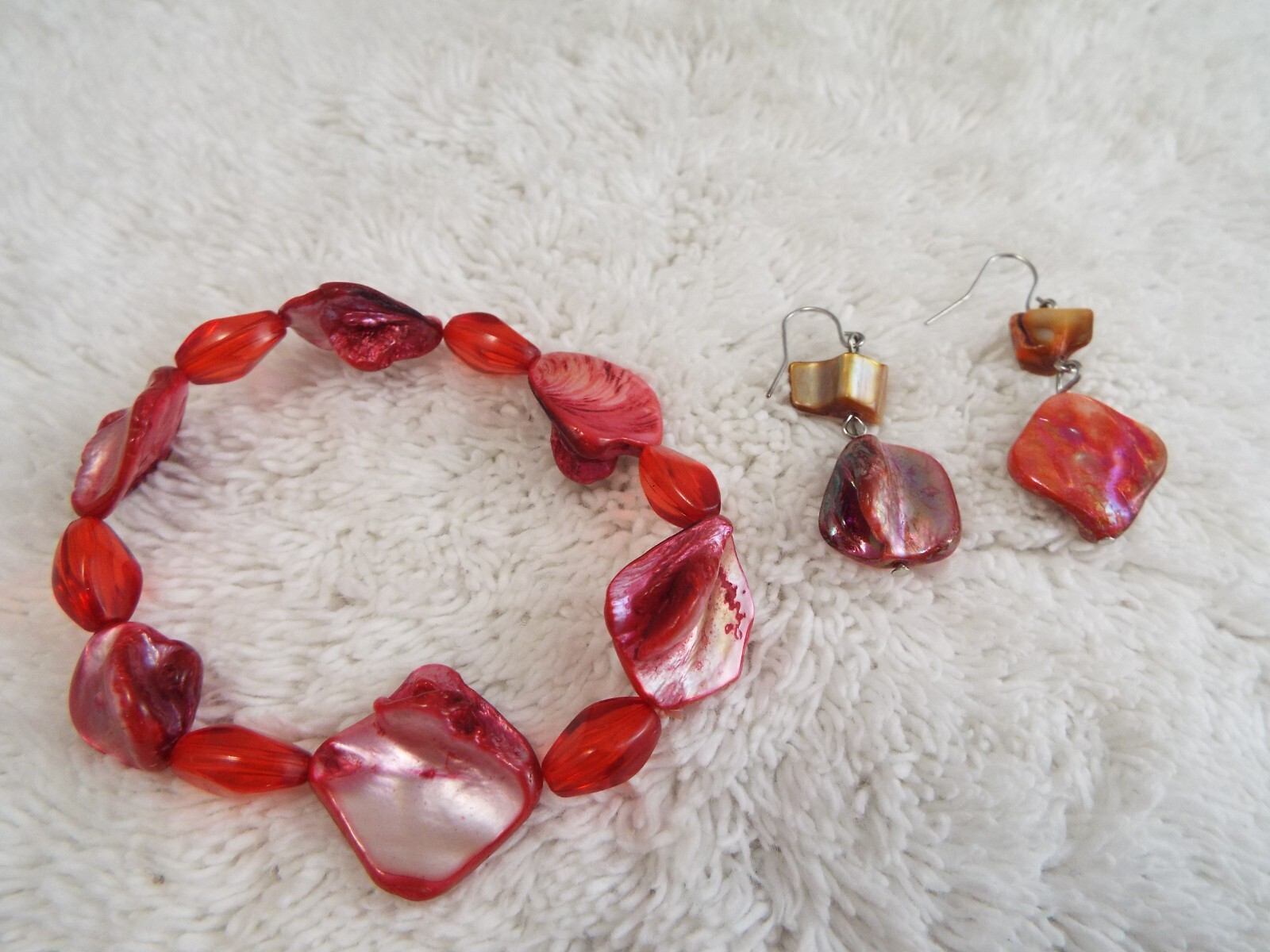 Fuchsia Red Shell Stretch Bracelet + Pierced Earrings (A51)