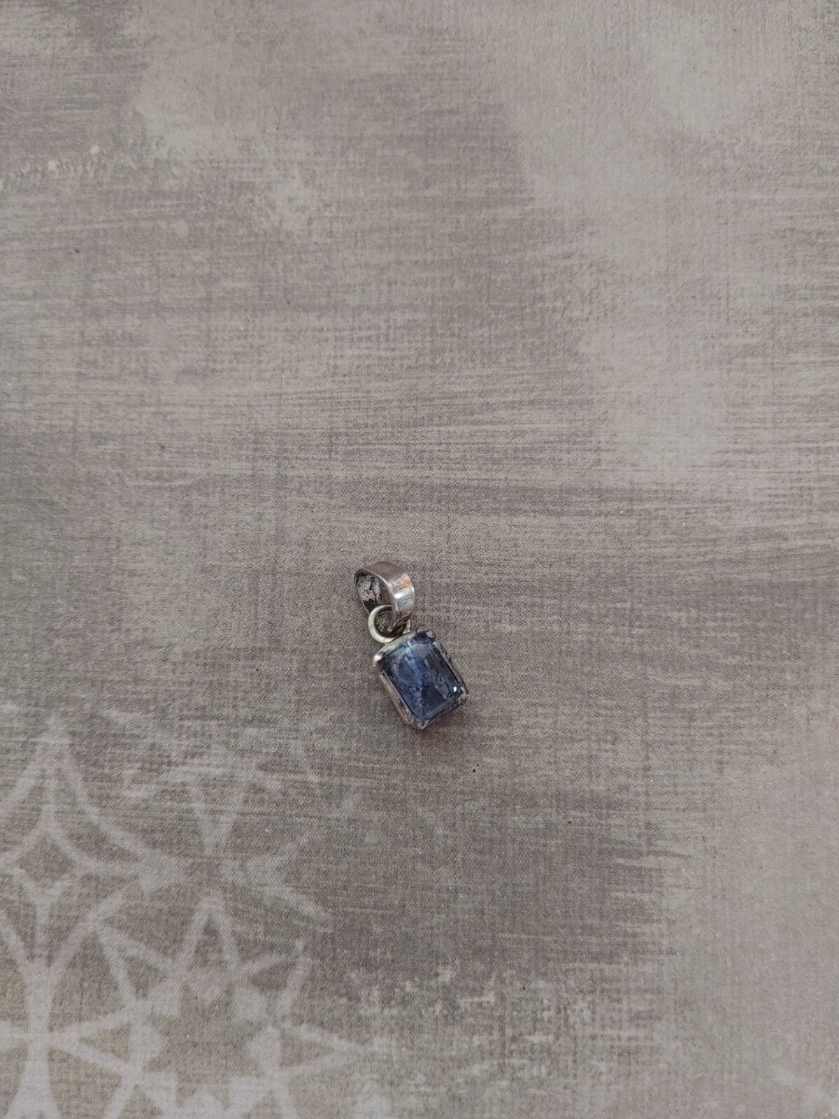 Vintage pendant sterling silver natural blue Iolite gemstone prong set 1.6g