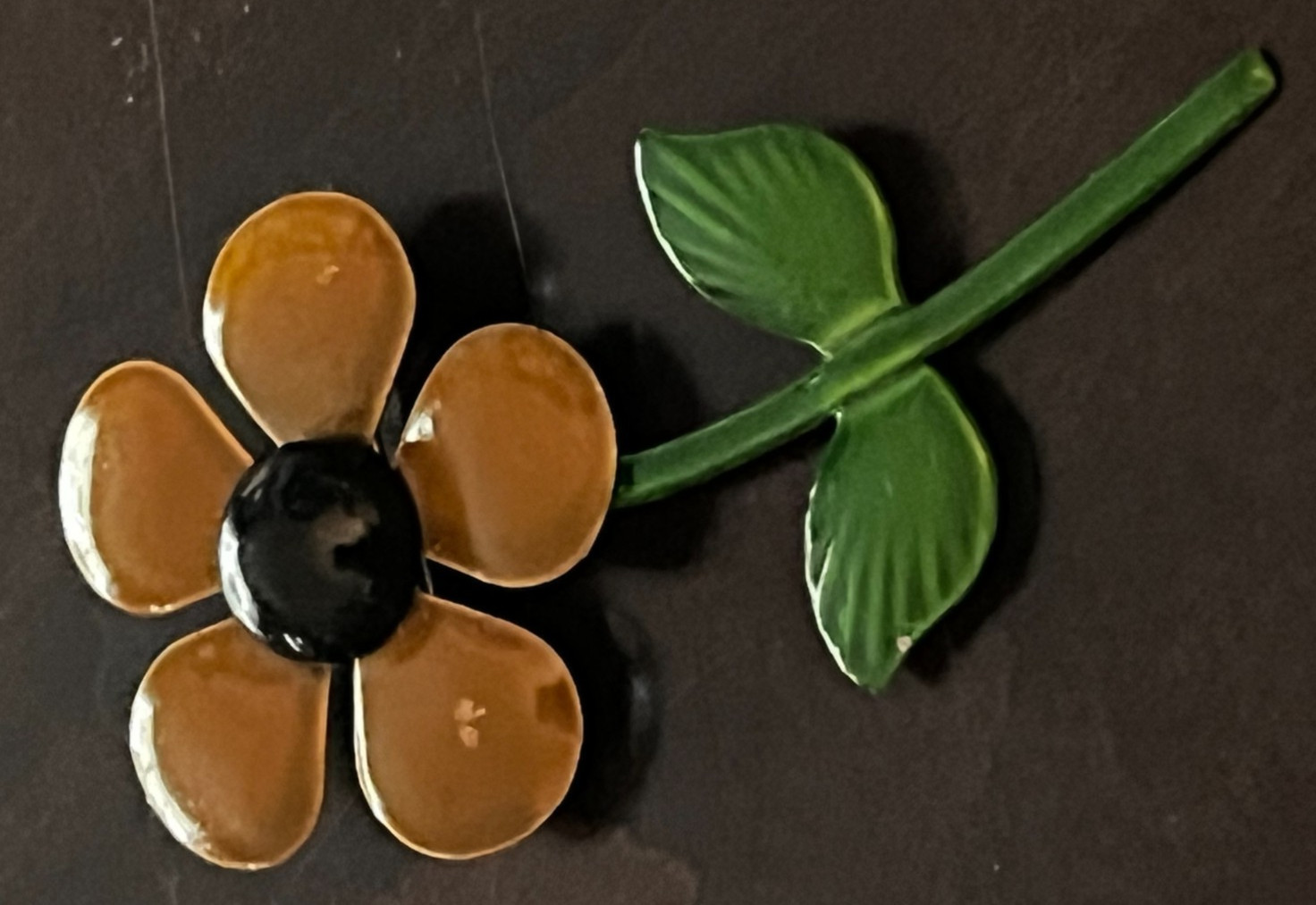 🌼VNTG 1960s–70s ENAMEL FLOWER BROOCH • RETRO DAISY • MOD FLOWER POWER