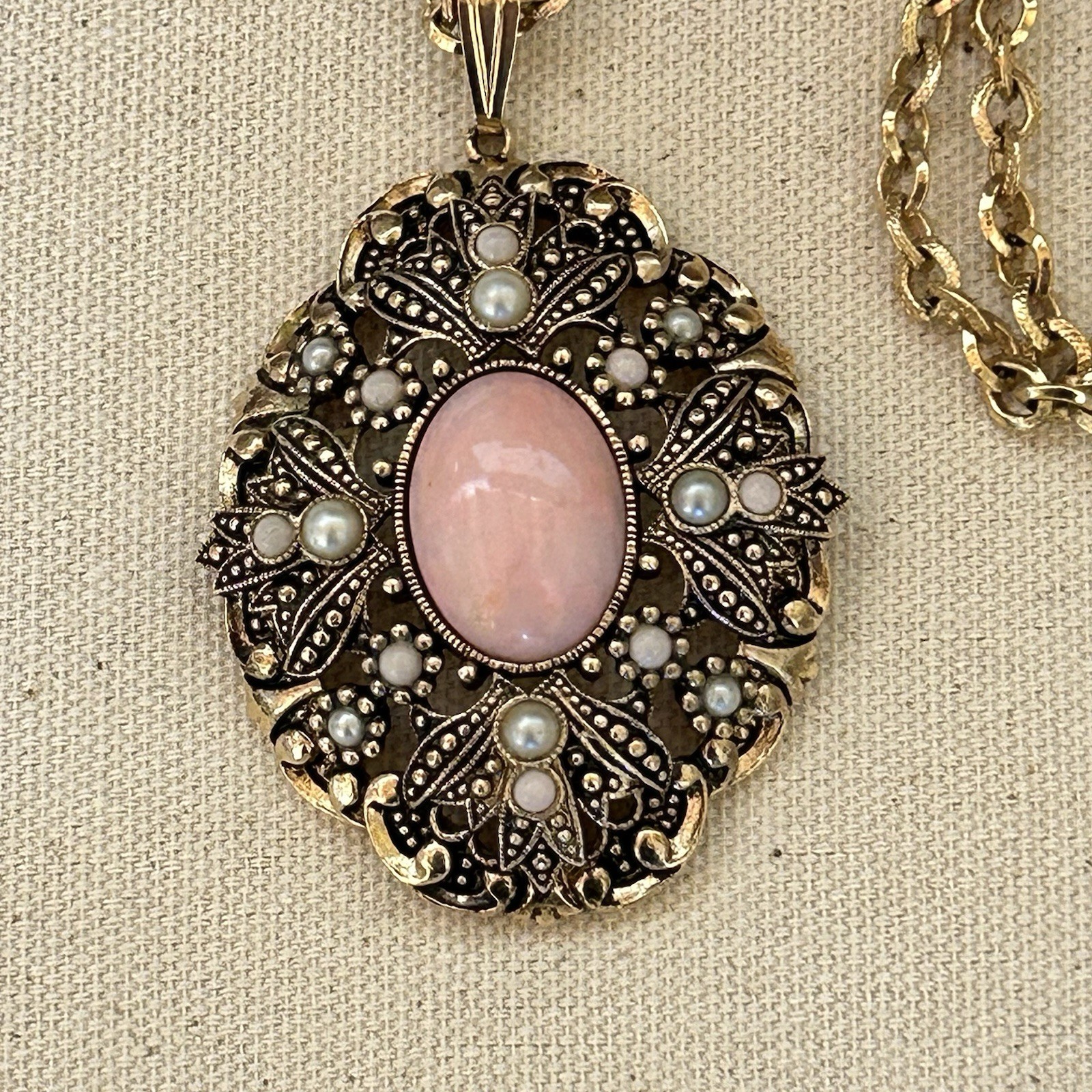 Vintage Avon Queen Anne’s Lace Pink Cabochon Pendant Necklace w Faux Pearls