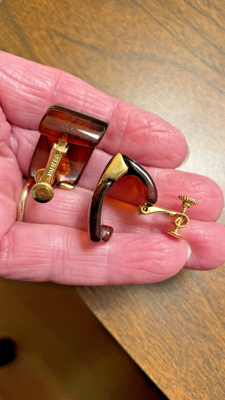 Vintage Napier Faux Amber Resin Screwback Earrings 1″ GoldtoneHigh-end Estate
