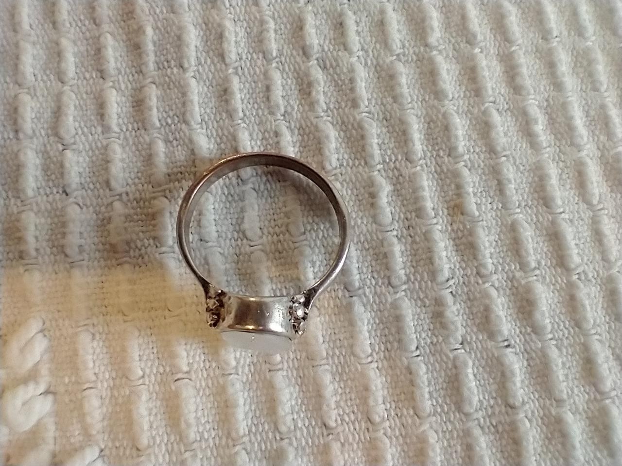 VINTAGE OVAL OPAL FINGER RING SZ 8.25~RUSTIC~ARTSY~ACRYLIC FACETED STONE