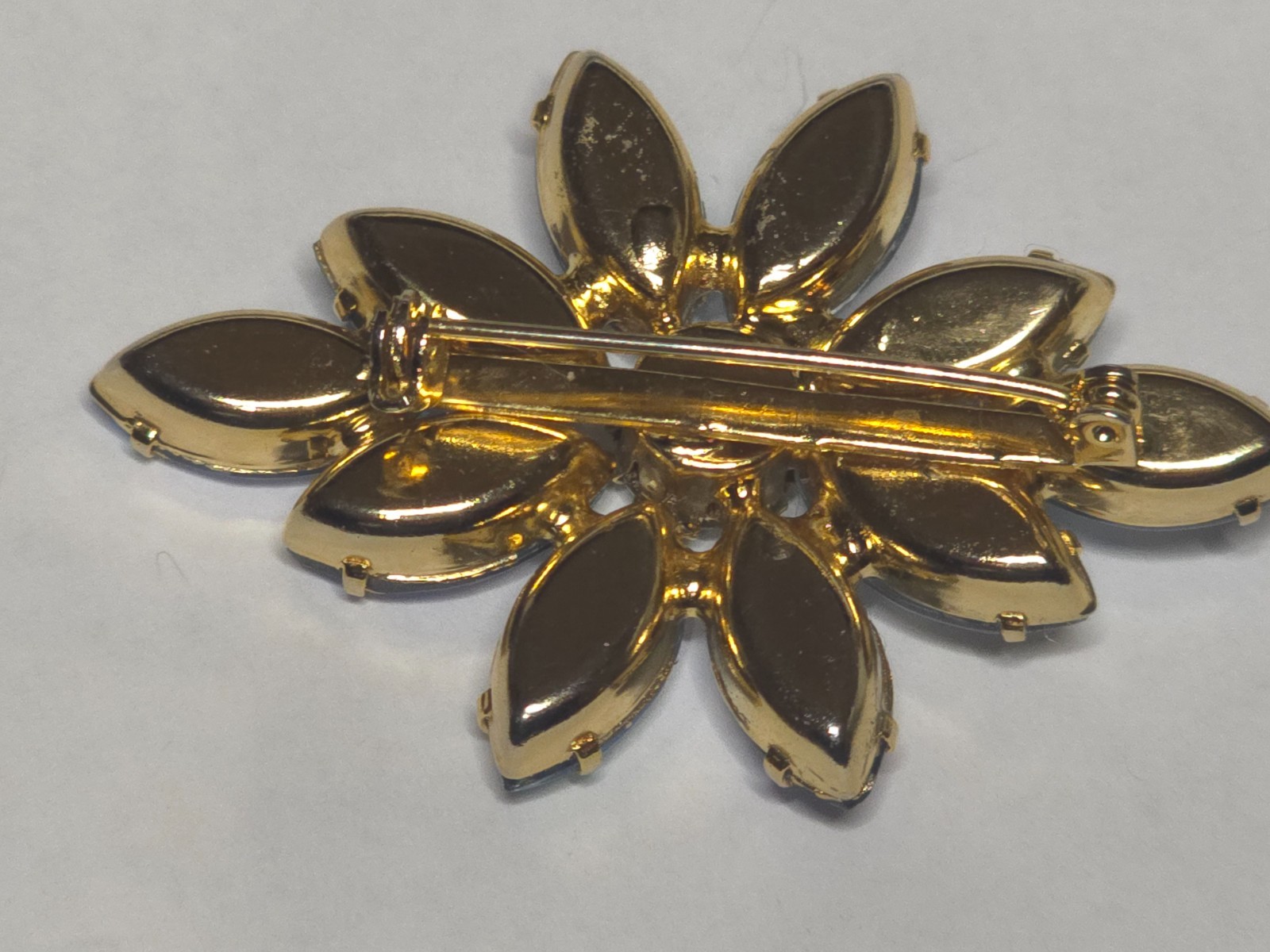 Vintage Brooch Estate blue clear aurora borealis flower gold tone 2″/1.5″