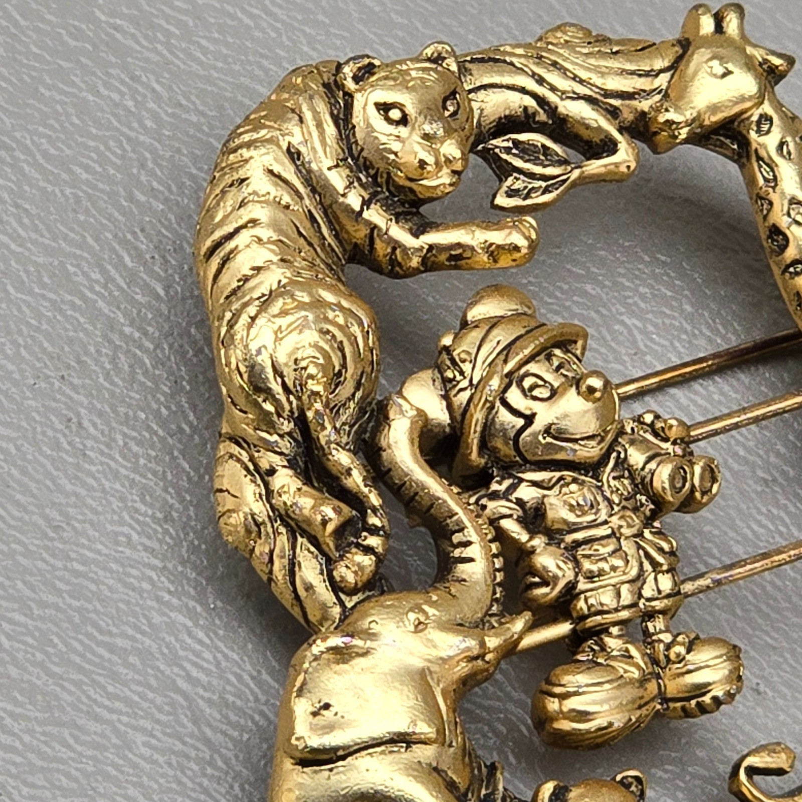 Disney Micky Brooch Pin 1990 Safari Animals Gold Tone Lion Giraffe