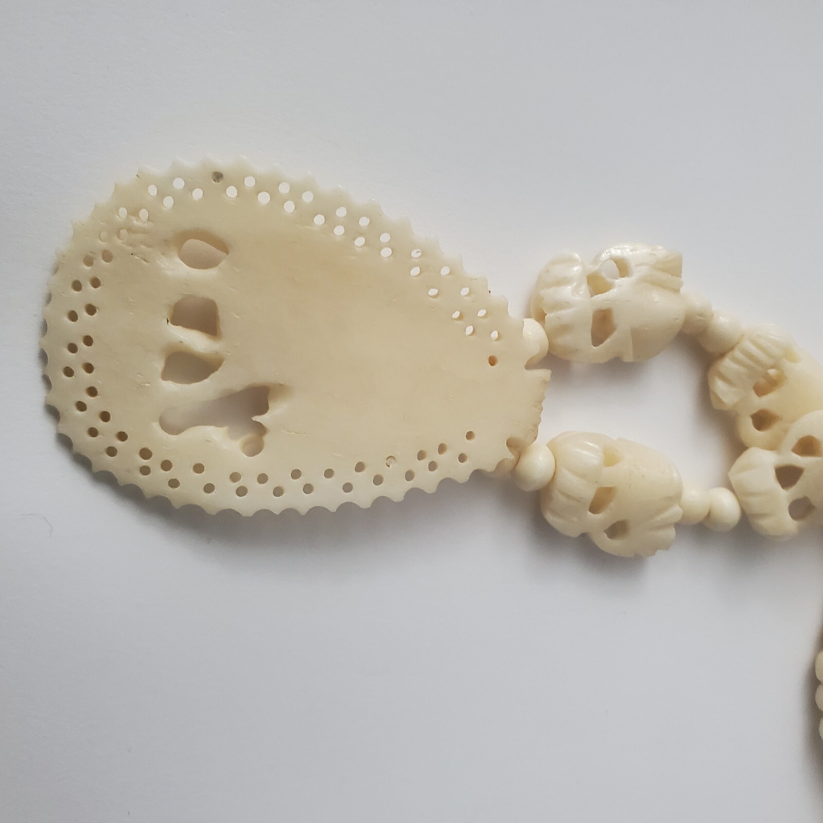 Vintage 19 3/4″ Faux Ivory Carved Celluloid/Plastic Elephant Pendant Necklace