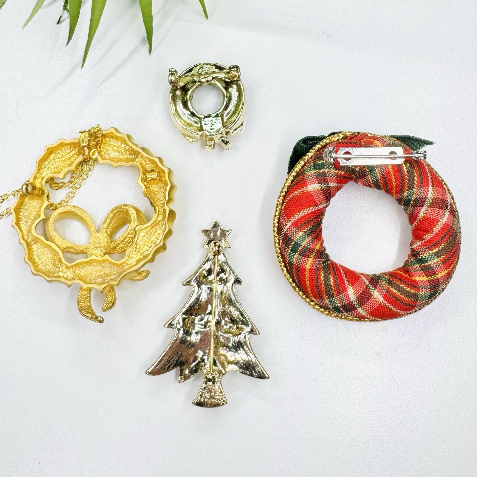Vintage to Now Christmas Wreath and Tree Brooch/Necklace Lot – Avon, Monet