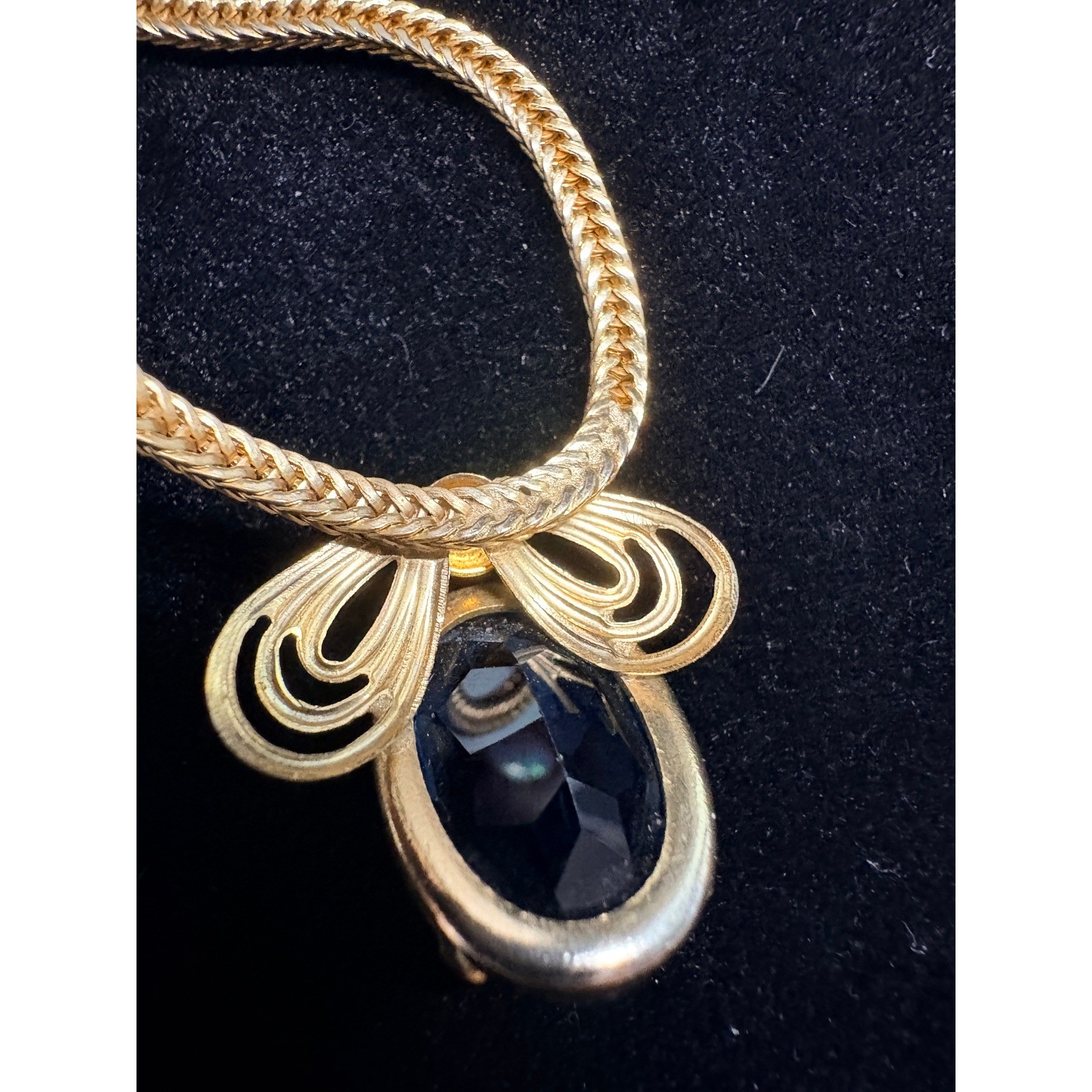 Vintage Gold Tone Wheat Chain Blue Oval Stone Pendant Necklace 22 Inch 15g