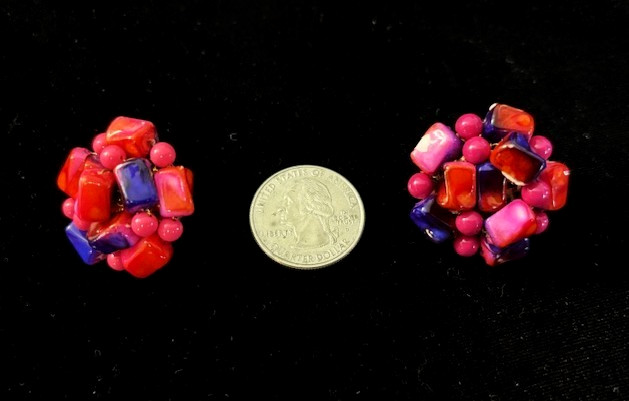 VTG Signed VOGUE Dip Dyed HOT PINK PURPLE RED WHITE Bead Necklace Earrings Set