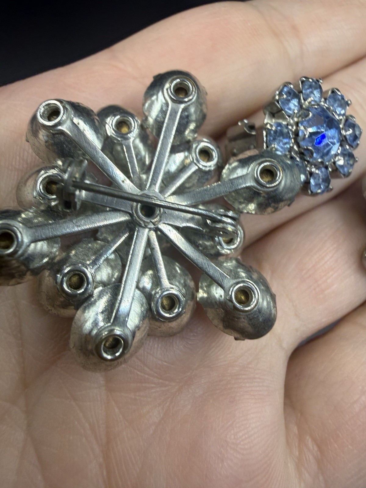 Vintage Unsigned Estate Light Blue Rhinestone Brooch And Clip On Earrings Set