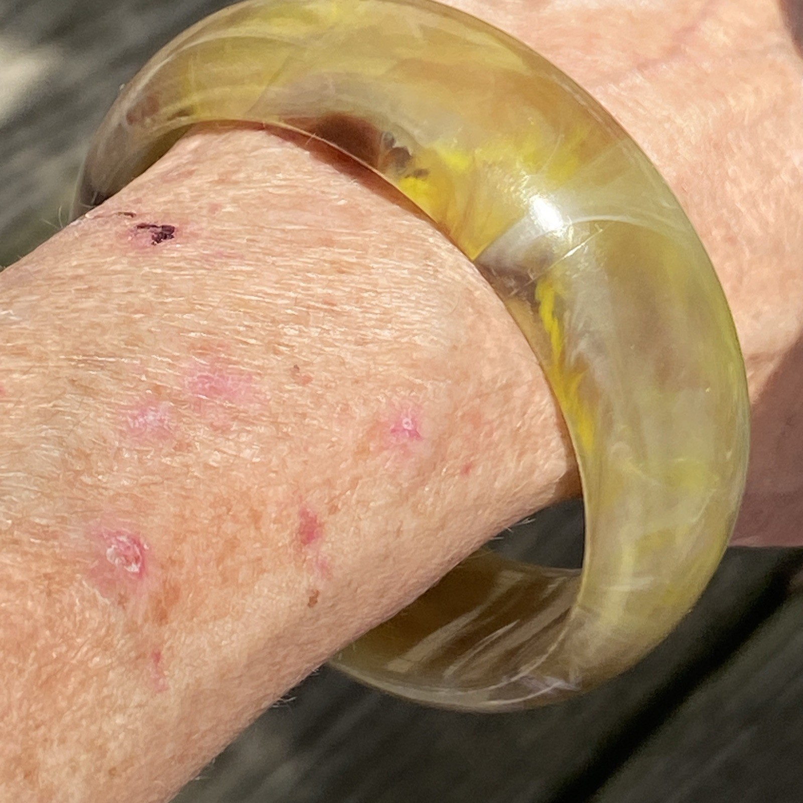 OLD HARD PLASTIC SEAM MUTED MARBLIZED SHADES OF EARTHTONES GLOW BANGLE BRACELET