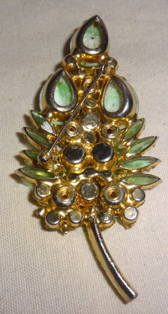 VTG Juliana DeLizza & Elster Green Matrix Gold Tone Leaf & Rhinestone Brooch