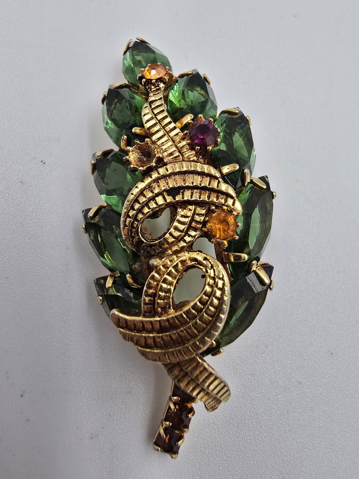 Vintage Rhinestone Brooch Gold Tone Green Pin Leaf Ribbon Unsigned Beauty D&E?