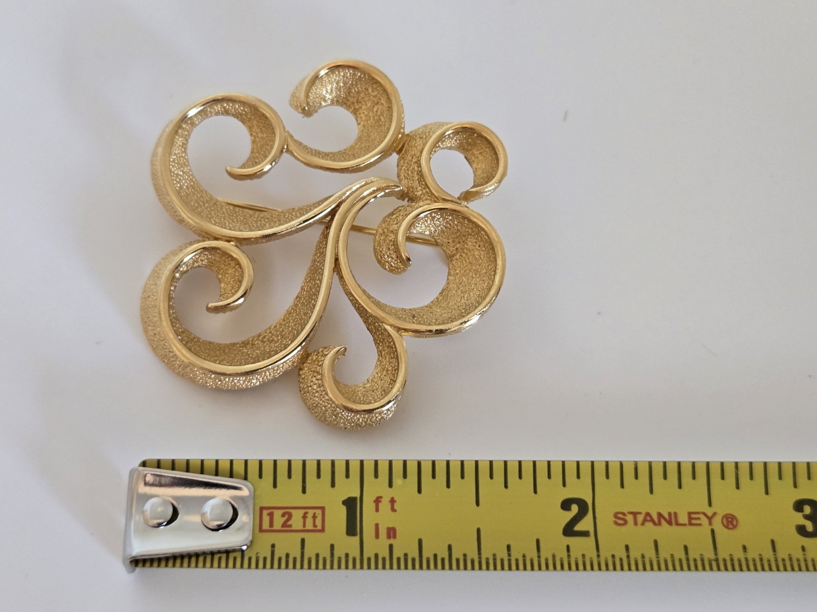 Vintage Crown Trifari Gold Plated Swirl Ribbon Design Brooch 1 3/4″