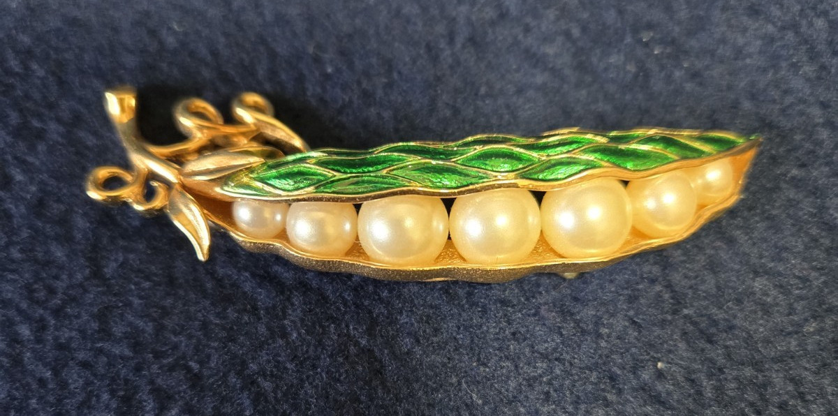Vintage Crown Trifari Pearl Peas in Green Enamel Pod Brooch Pin