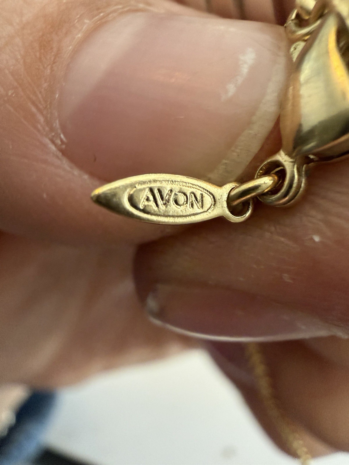 Vintage Avon Gold Tone Rhinestone Leaf Pendant Necklace Signed Avon 18”