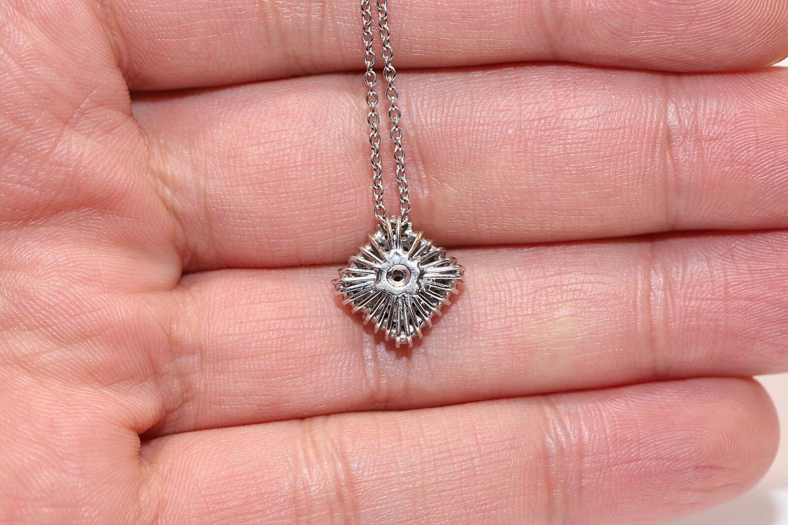 Vintage 18k Gold Natural Diamond And Emerald Decorated Necklace