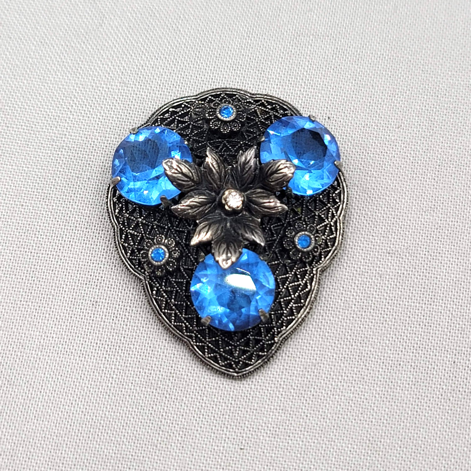 Vintage Bright Blue Rhinestone Dress Clip Embossed Oxidized Silver tone 1.5″