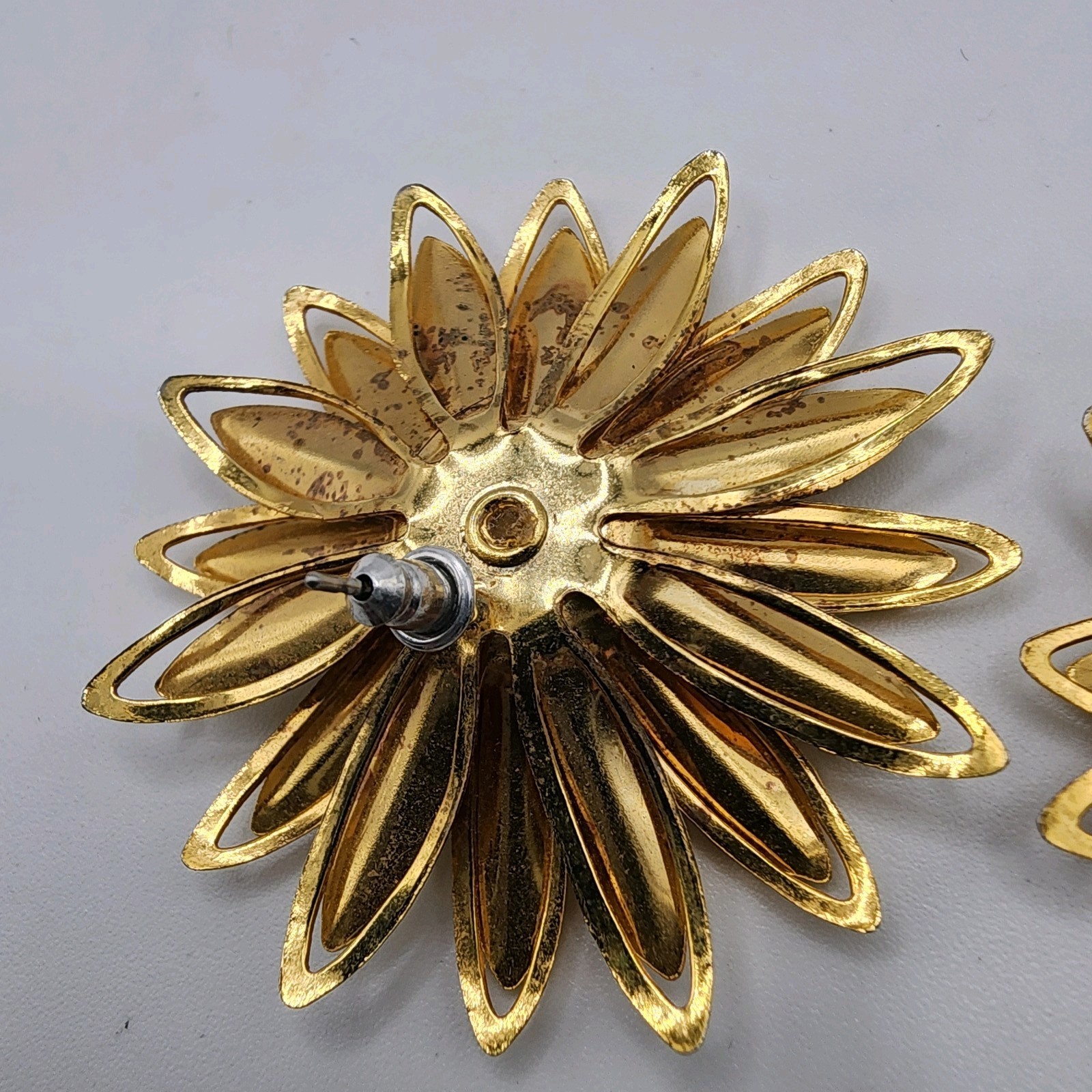 Vintage Daisy Flower Earrings Metal Gold Tone Cream Enamel Retro Stud Cute
