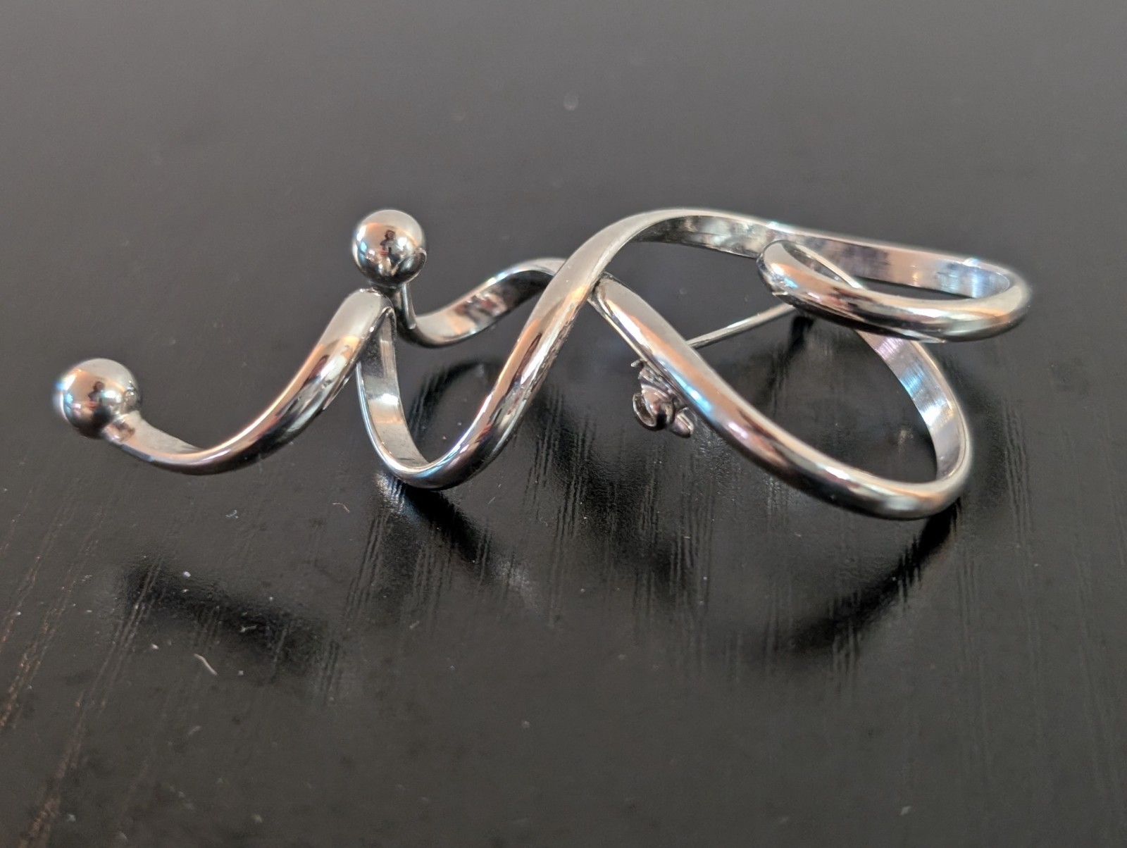Vtg Silver Tone Swirl Ribbon Heart Abstract 3D Pin Brooch 3″