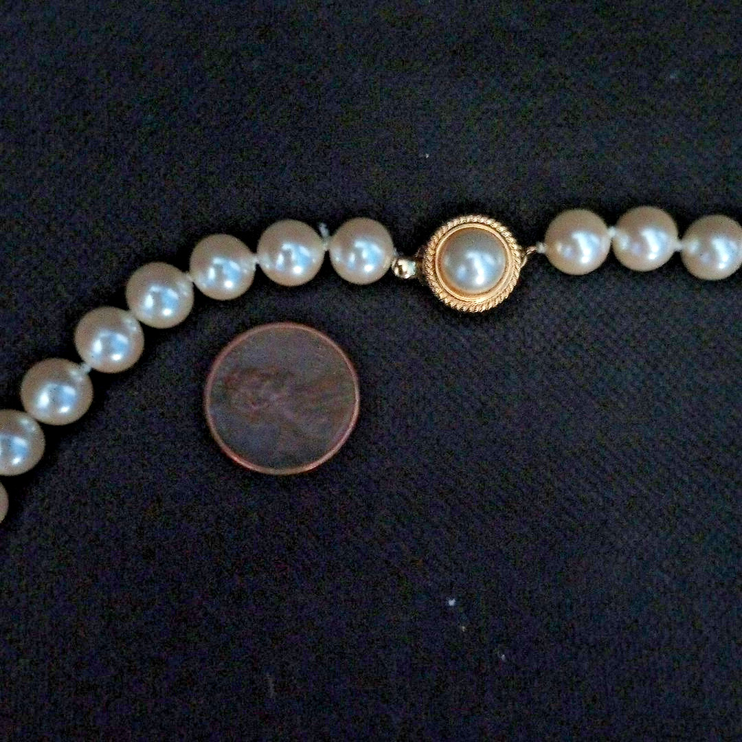 Vtg Classic Hand Knotted Glass Faux Pearls Gold Tone Clasp Necklace 18″ unsigned