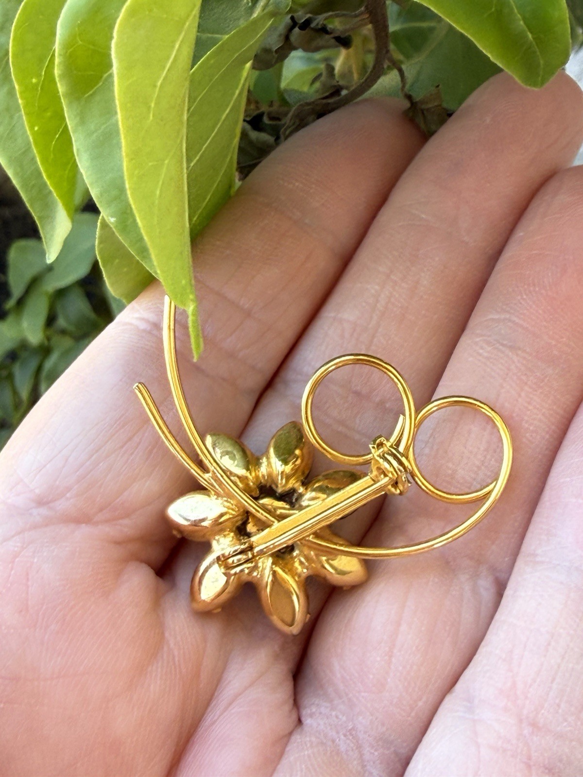 Vintage Gold Tone Emerald Green Rhinestone Curved Stem Flower Brooch