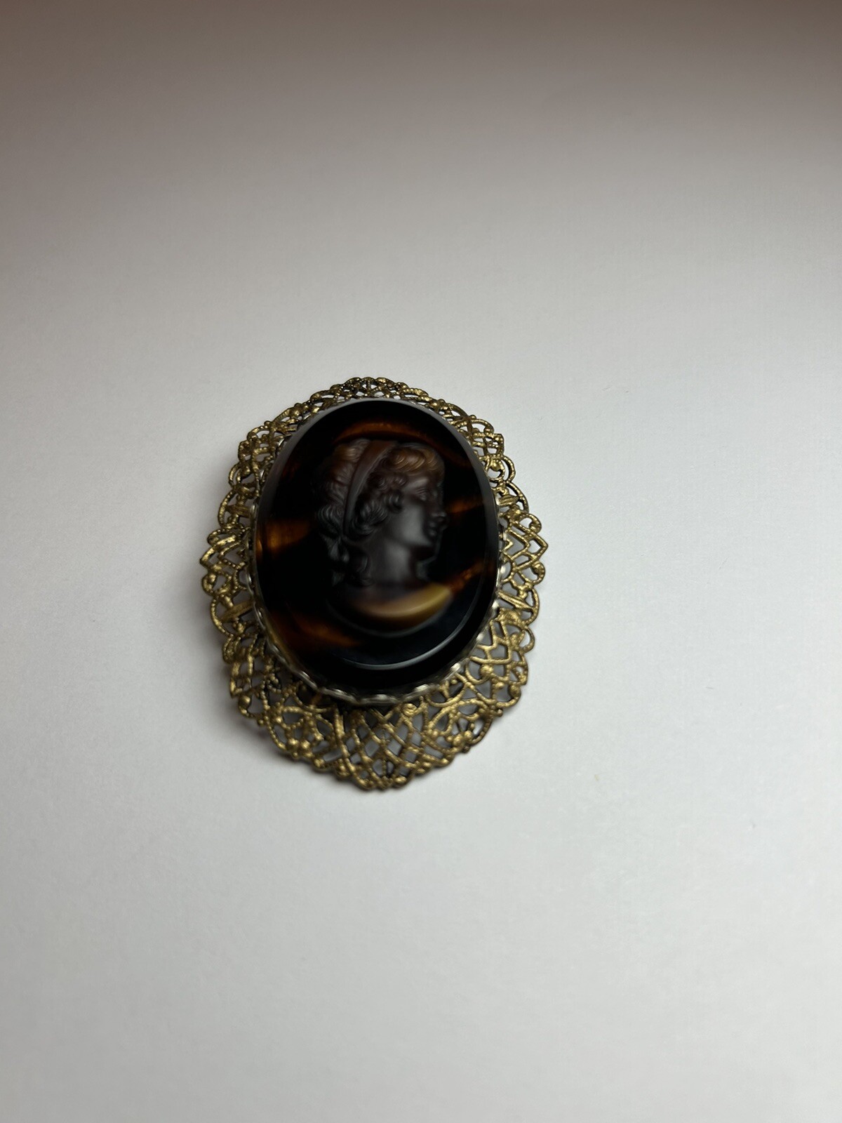 Vintage – Beautiful Brown Cameo With Gold Tone Filigree.