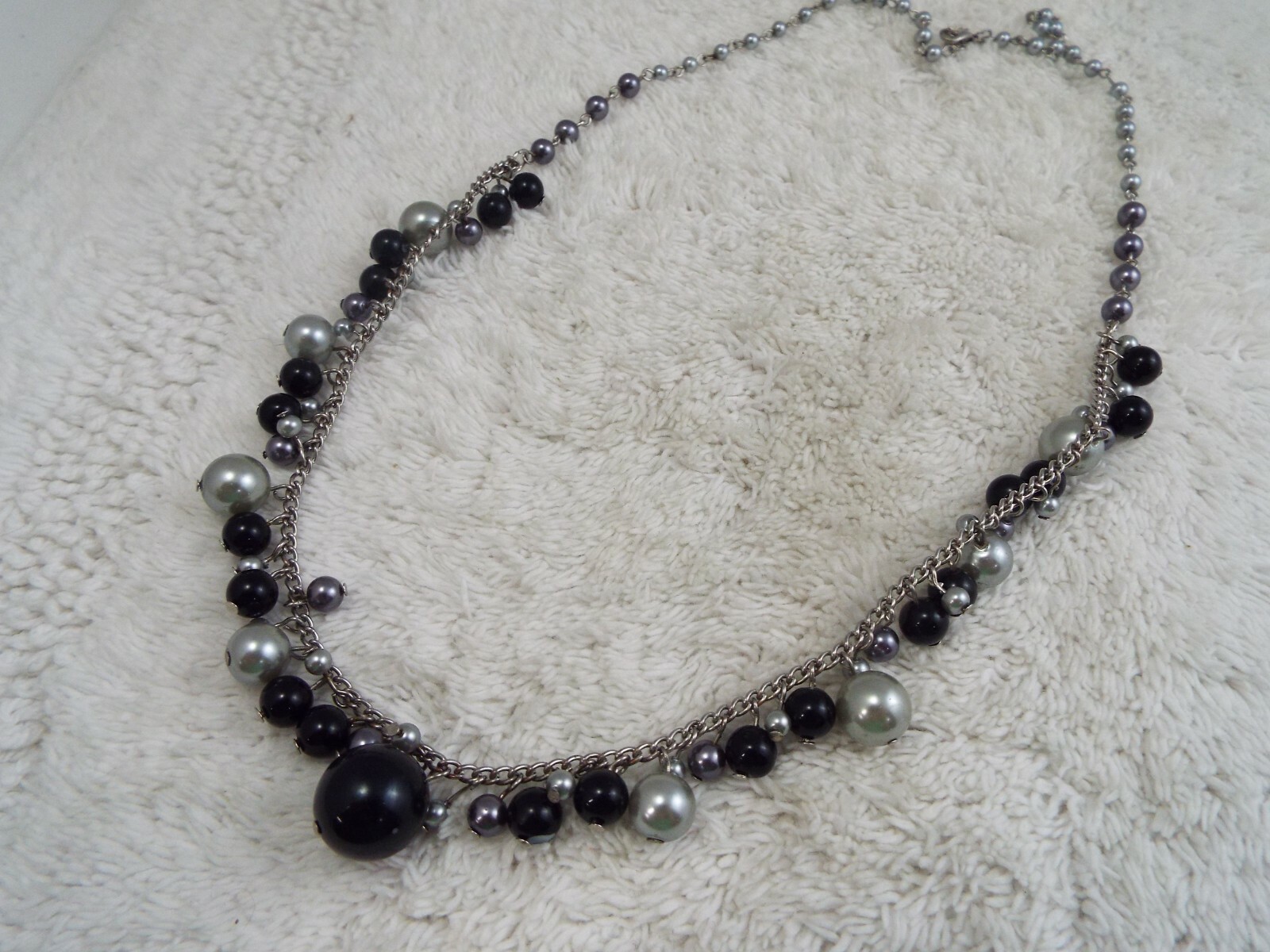 Silvertone Gray Black Bead Necklace (B36)