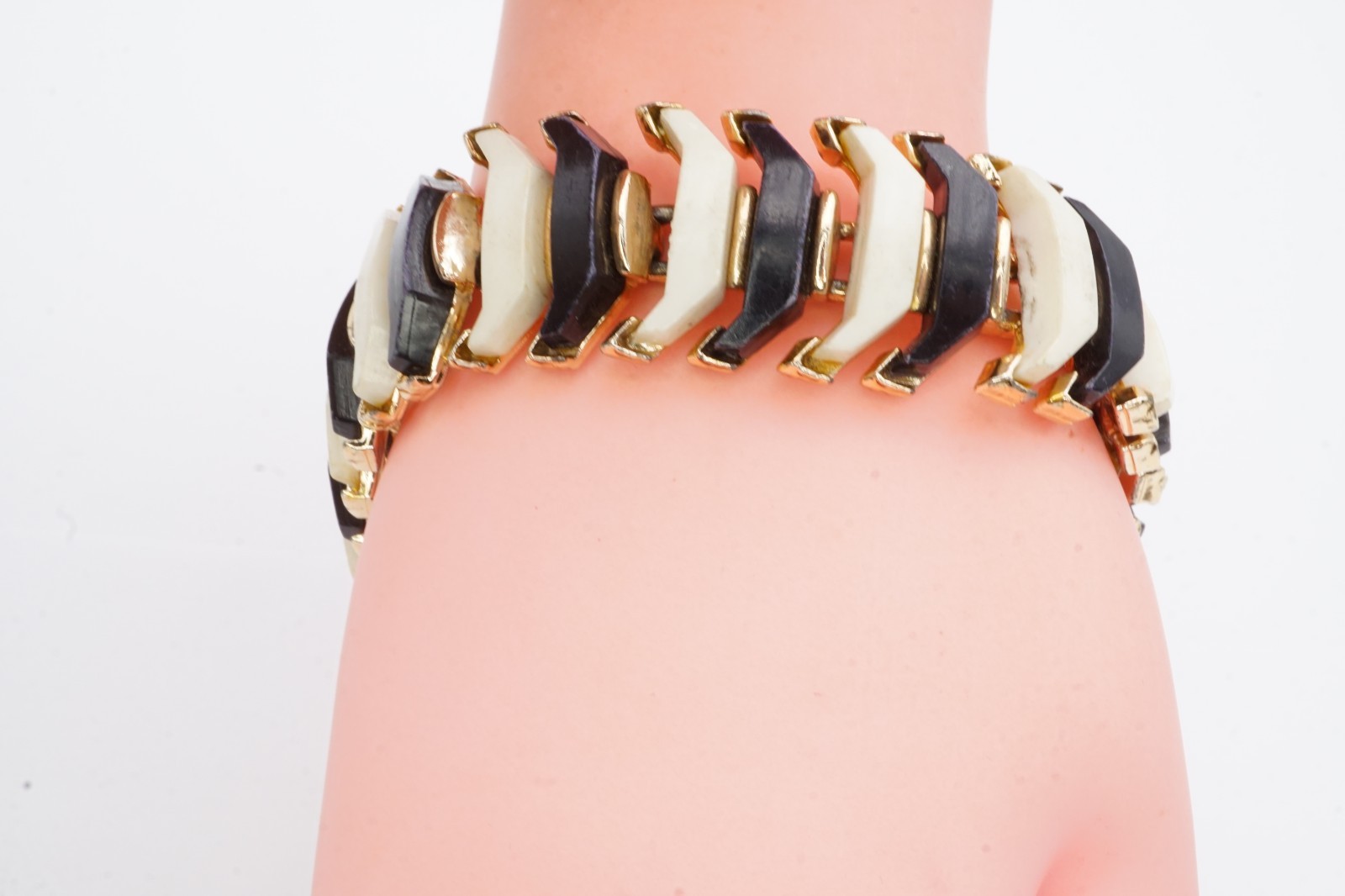 Vintage Bracelet Gold Tone White Black Thermoset 7.25″