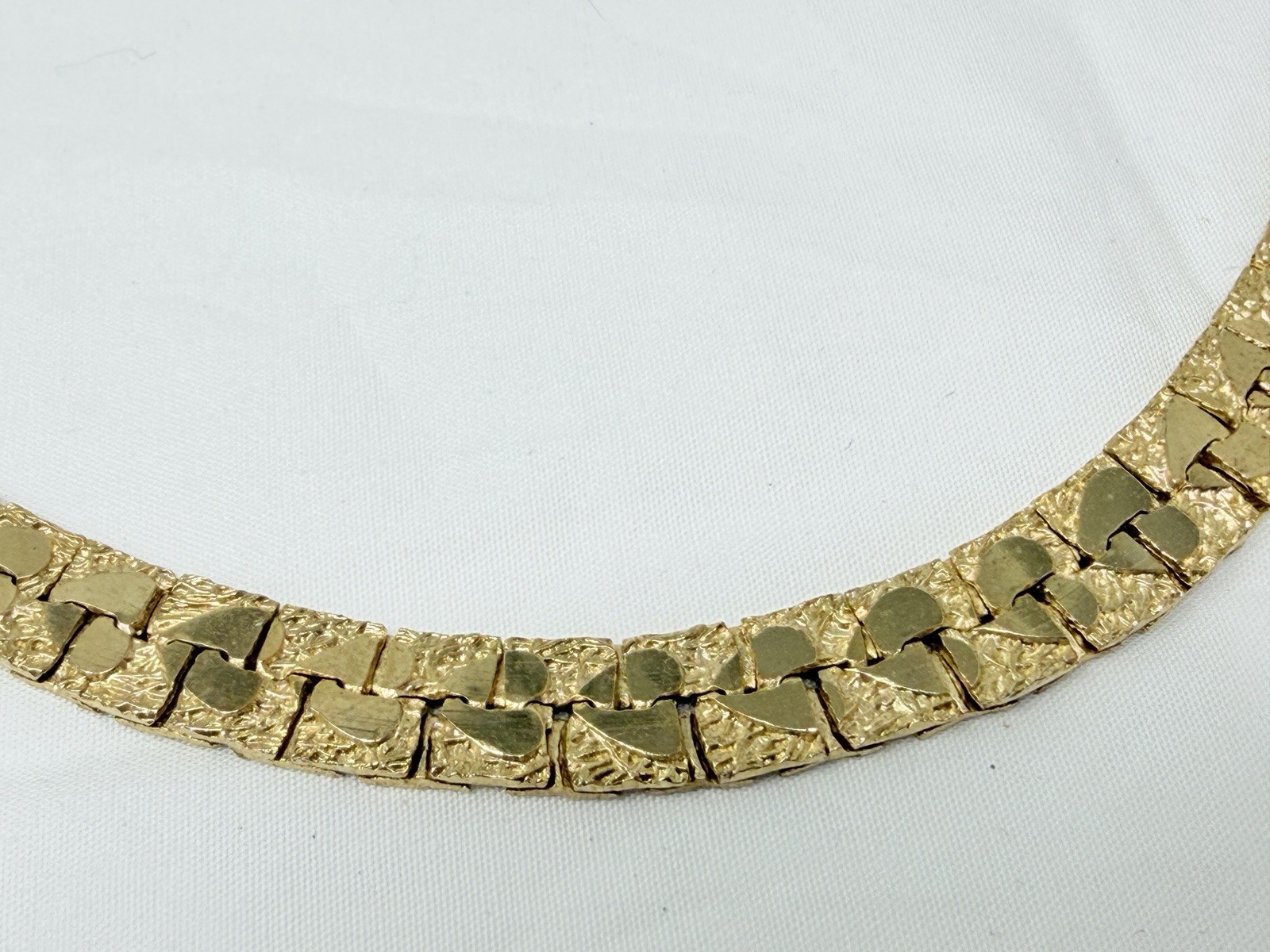 Beautiful Vintage Gold tone Heart Textured 8mm wide Flat Chain 17.5″ Necklace
