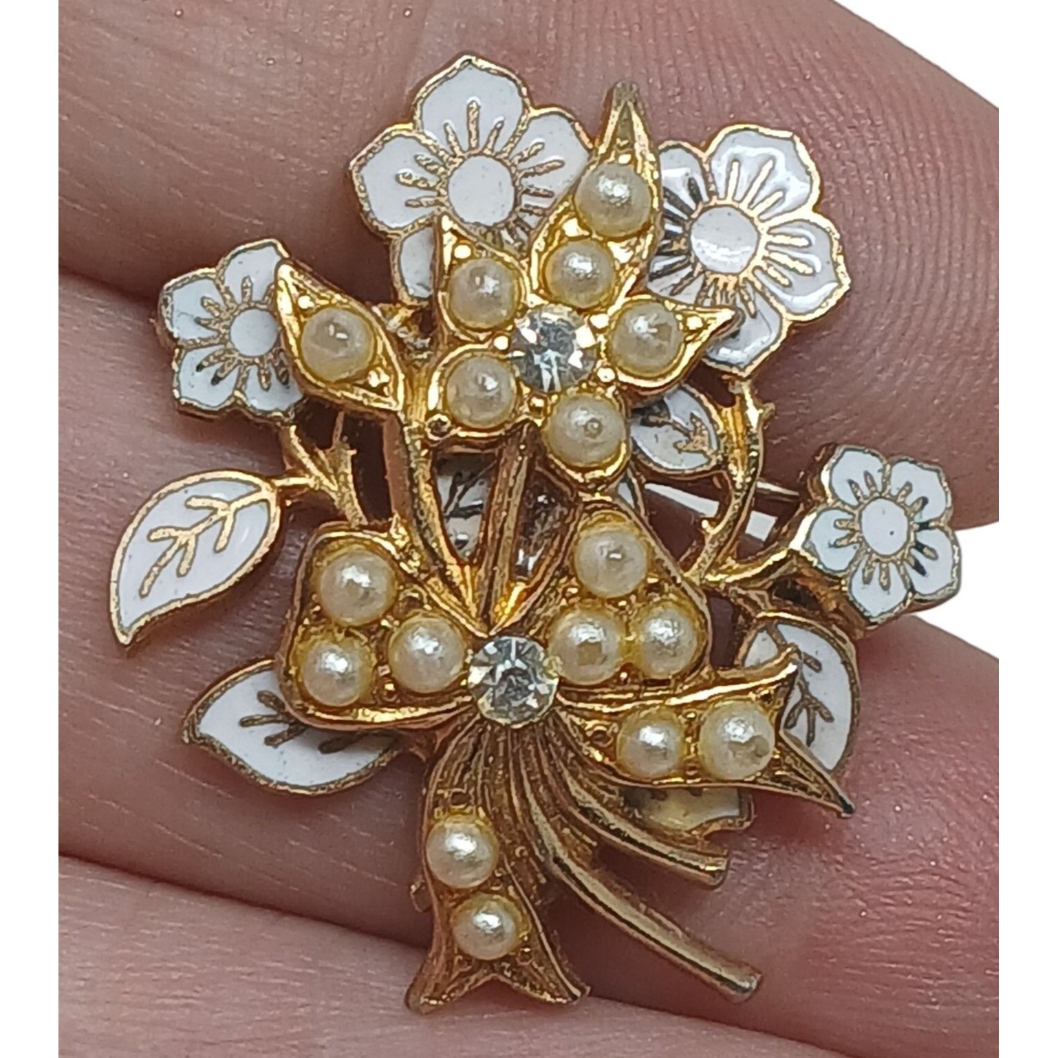 Vintage Floral Brooch Pin Faux Pearls Rhinestones GoldTone Enamel 1.3/8″ #J-8Pu