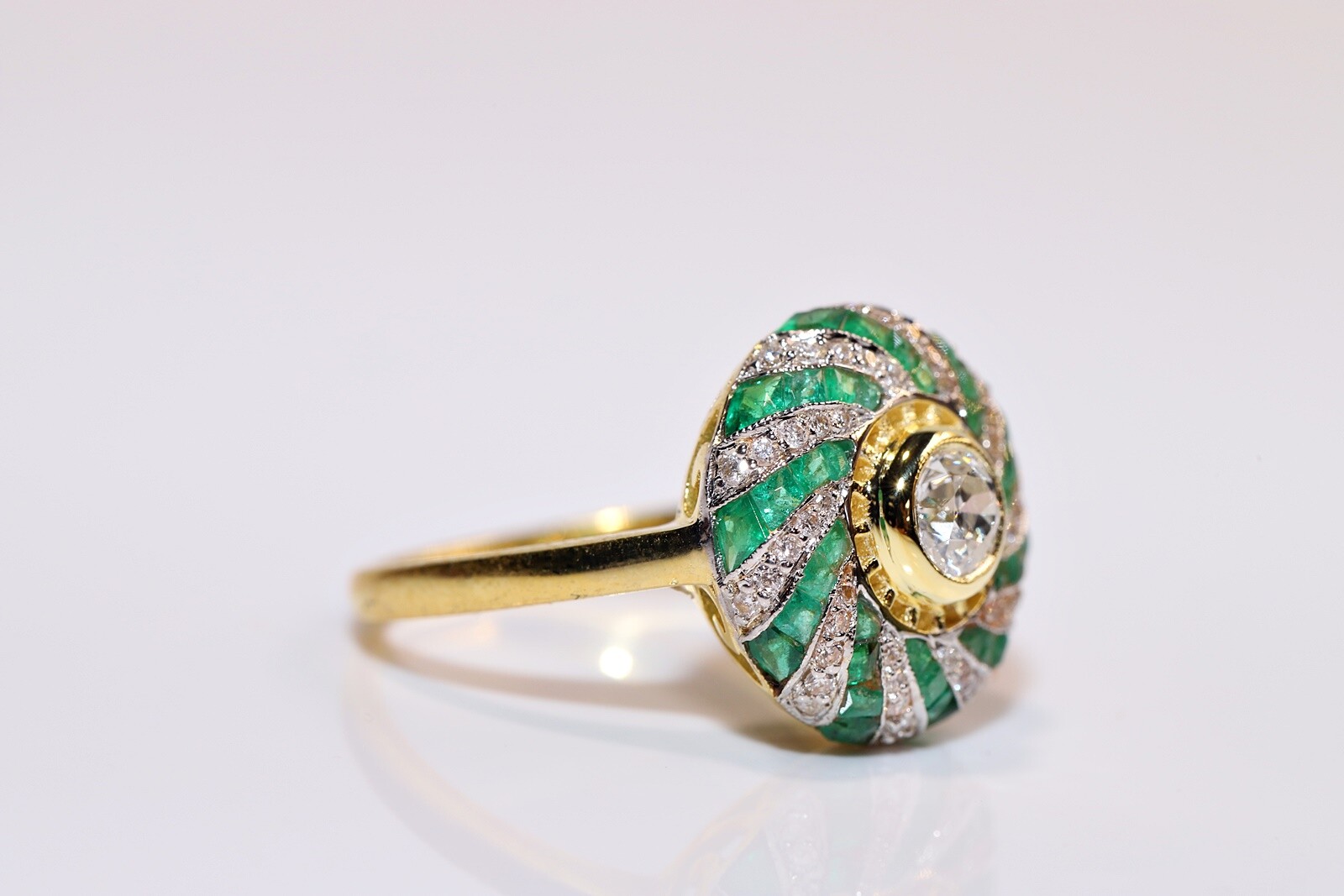 New Made 18k Gold Natural Diamond And Caliber Emerald Decorated Cocktail Ring