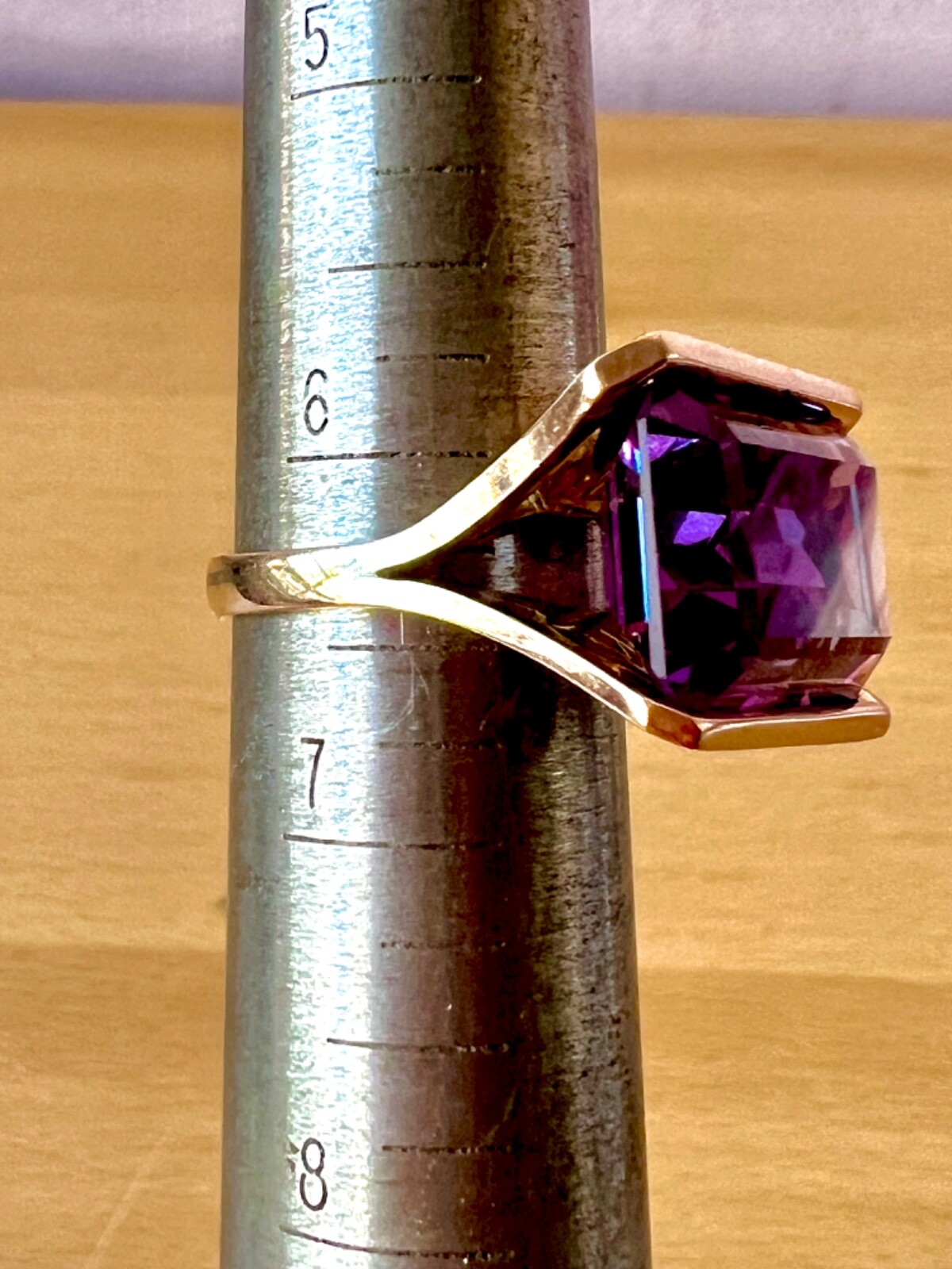 VINTAGE 14K GOLD HUGE EAST WEST TENSION SET PURPLE COLOR CHANGE SAPPHIRE RING