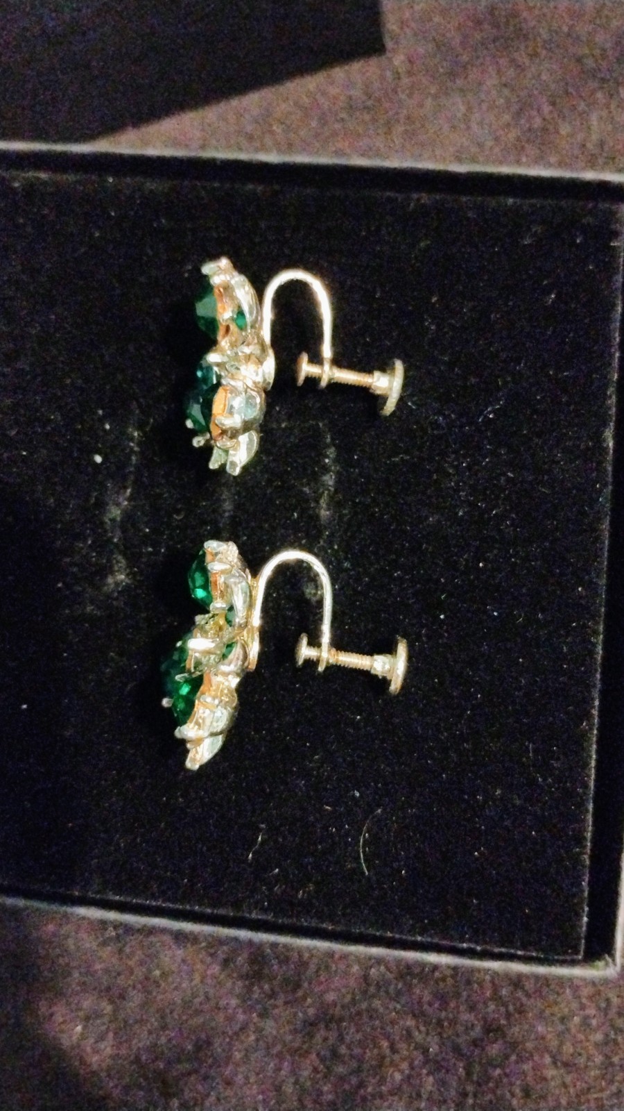 Vintage Gorgeous Vivid Emerald Green Rhinestone Silver Tone Screw Back Earrings