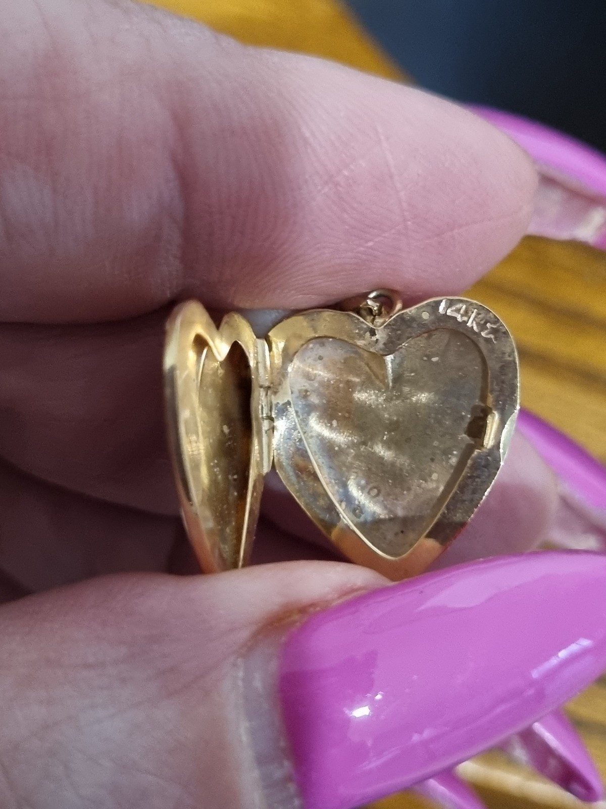 Vintage Solid 14K Yellow Gold Engraved Heart Locket Pendant Necklace 2.6g Video