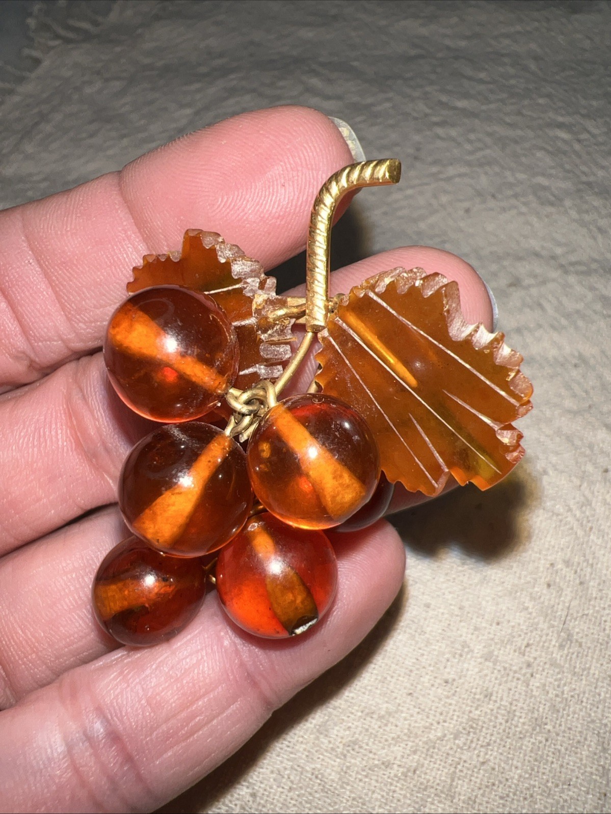 VTG Amber Lucite Grape Cluster Brooch Gold Tone Leaves Mid Century Fruit Jewelry
