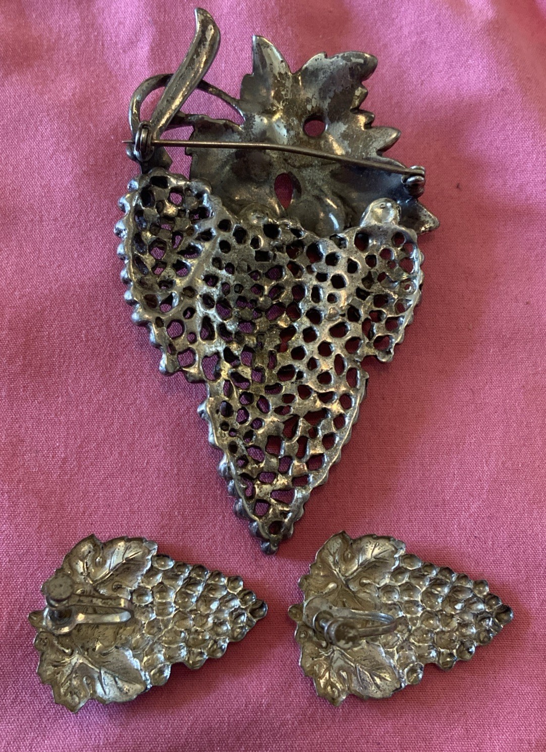 Vintage Silver-tone 3 Piece Grape Bunch Set Brooch 3 3/4in & Earrings 1 1/2 Inch
