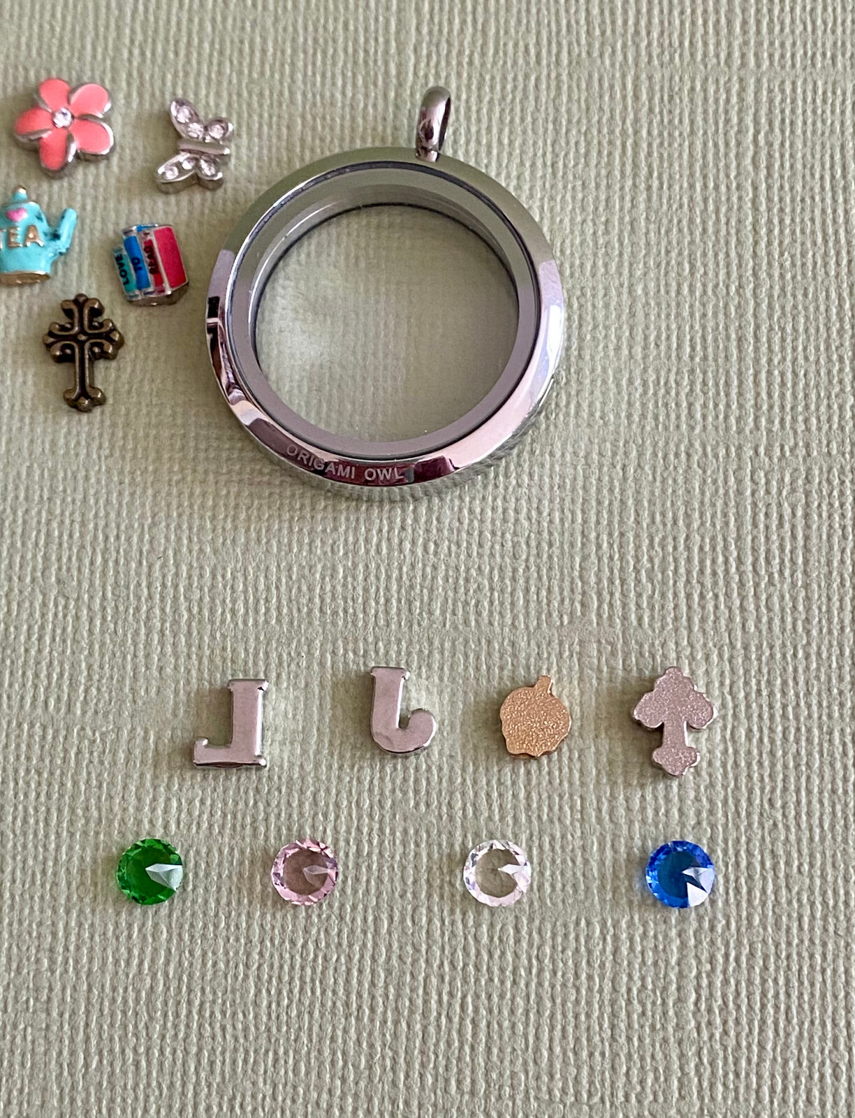 Origami Owl Locket & Charms – No Chain Includes 13 Charms/Crystals Total NK498