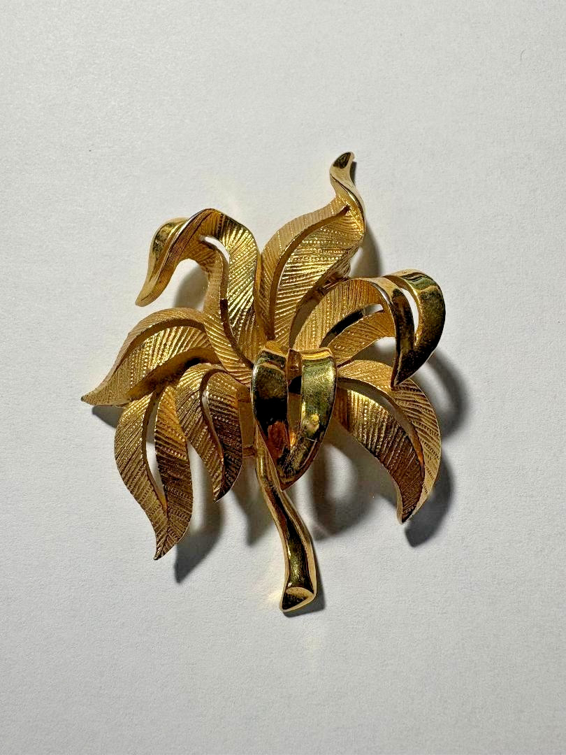 BRUSHED & GLOSSY GOLD TONED CROWN TRIFARI TEXTURED FIGURAL LEAF PALM TREE BROOCH