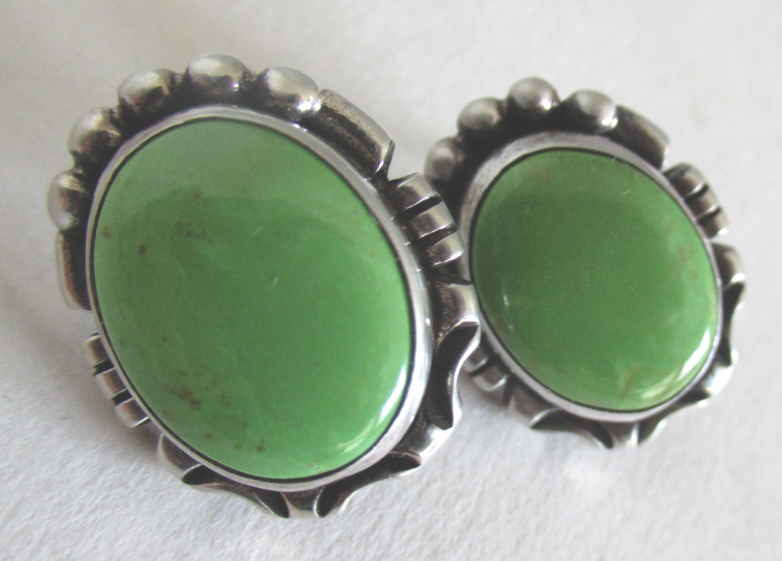 VINTAGE CAROL FELLEY STERLING STUD EARRINGS w LIME GREEN STONE, .91 INCH, 13 GRM